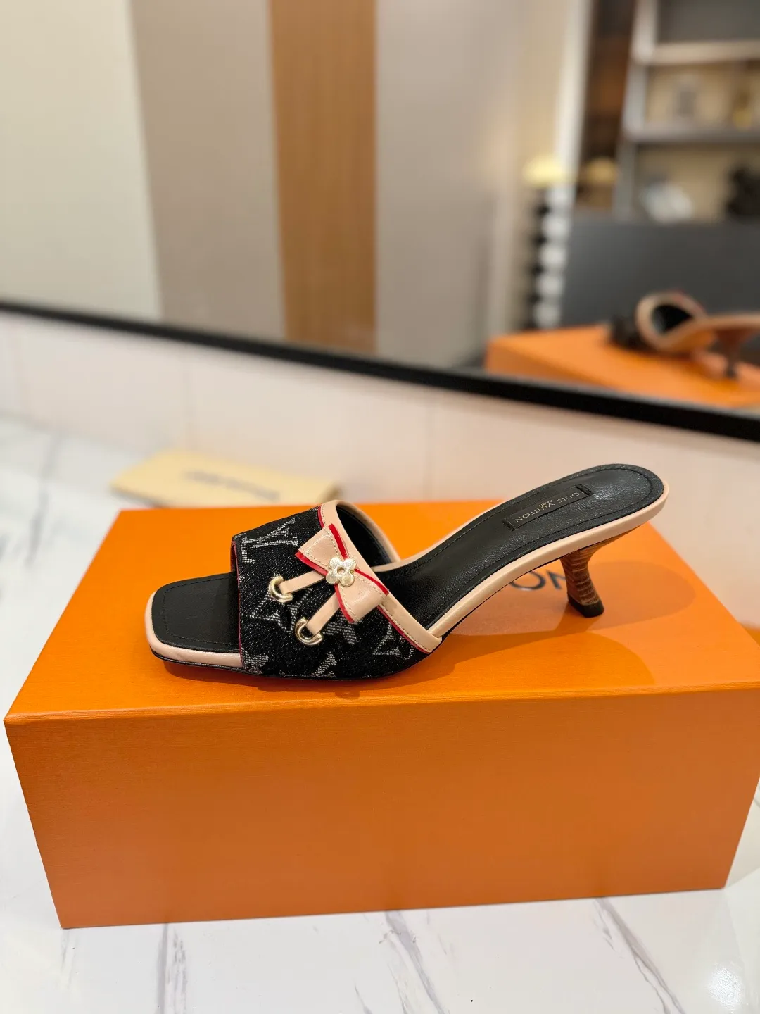 👟👟Ex-factory price 620👟👟 Latest in 2025 L✔ The latest catwalk style sandals from L✔ Home counters, official website series updated simultaneously, perfect last + LV new element button design, full of femininity, noble temperament, original reverse mold last, ultimate 1:1 shape, high-end quality, imported high-end fabrics showing exquisite texture! Fabric: LV presbyopia leather/LV denim Lining: high-quality soft sheepskin lining Feet: imported goatskin Customized A-grade high-density private mold outsole, luxurious packaging! Private model and 5cm layered leather heel Size: 34-42, (34, 40, 41, 42 customizations are not returnable)